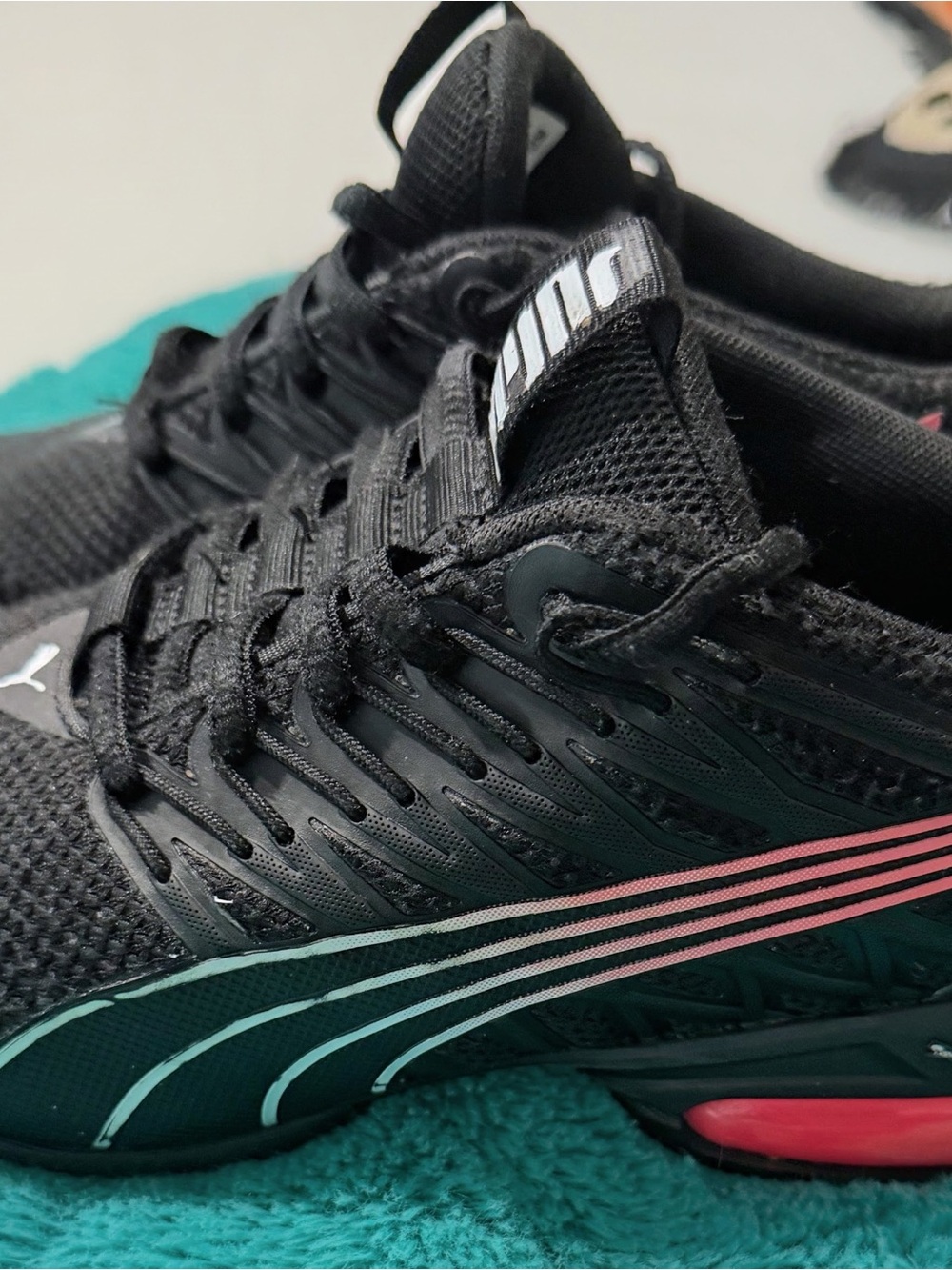Puma  Evo Women’s   Running Shoes with Pink and Teal Accents